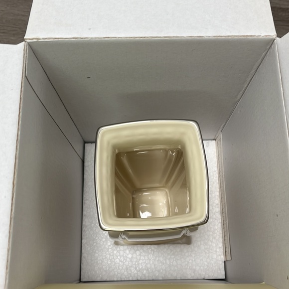 Lenox FORUM COLLECTION CHINA 9 3/4" NEOCLASSIC EMBOSSED VASE - new in box - Picture 10 of 11